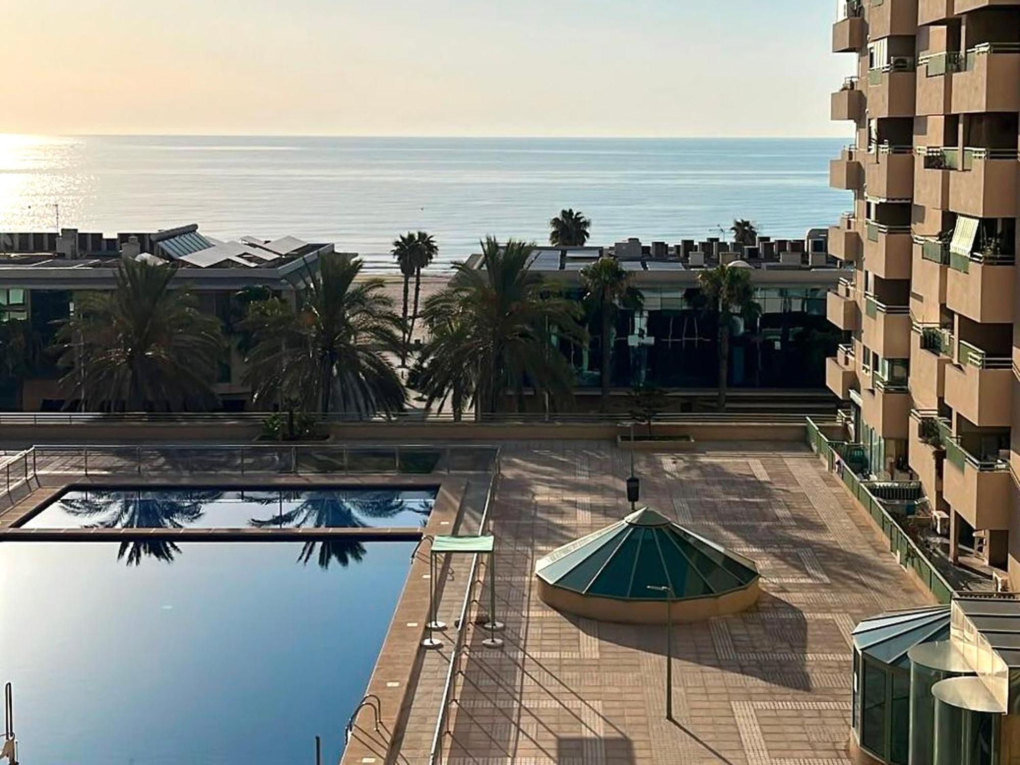 Stylish Well-Connected Beachfront Flat Valencia Luaran gambar